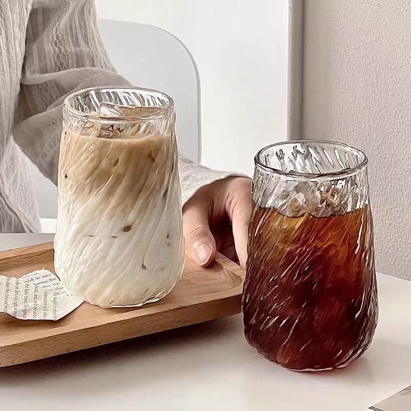 Le tazze di vetro cinesi sono realizzate con vari materiali