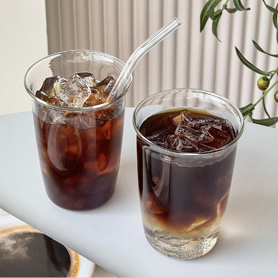 La trama della tazza d'acqua in vetro