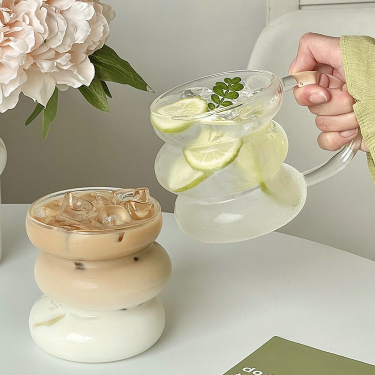 Tazza di bicchiere di bicchiere di coke bruco irregolare