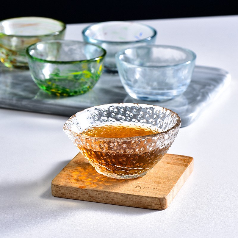 Tazza da sake giapponese in vetro colorato con mini puntini