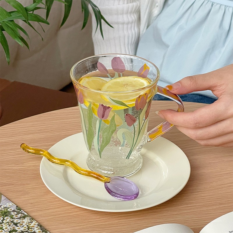 Tazza d'acqua in vetro con fiore retrò