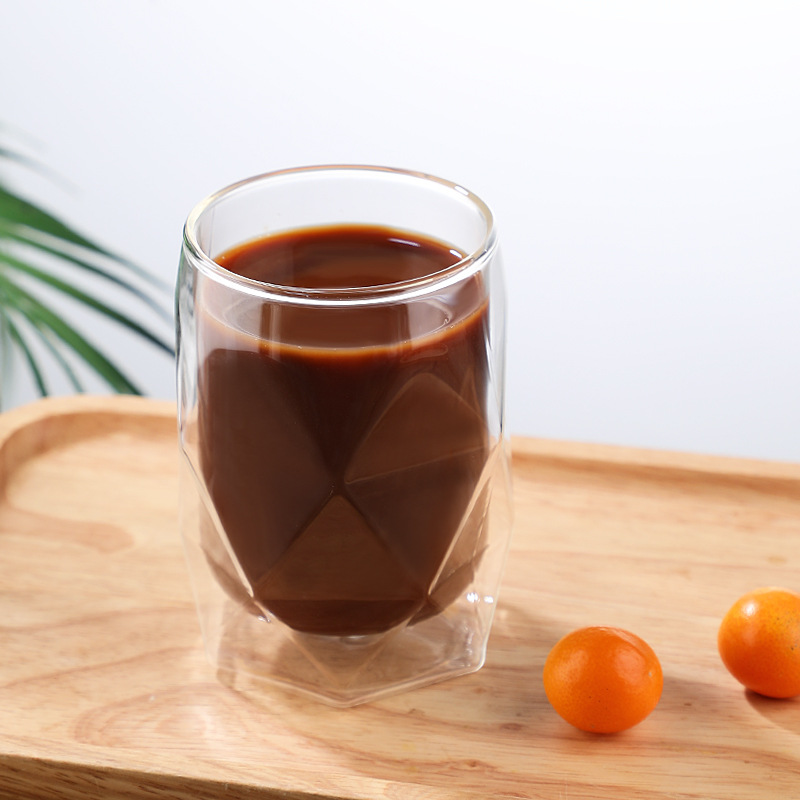 Semplice tazza in vetro isolante a doppia parete resistente al calore