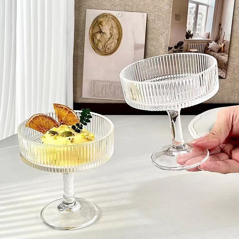 Bicchiere da cocktail in vetro alto