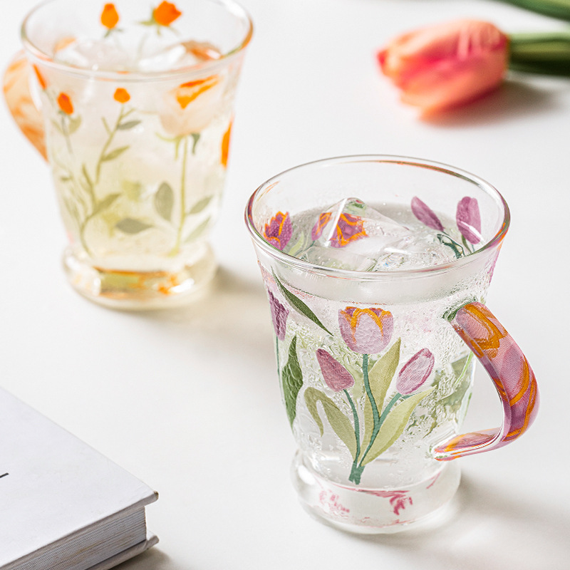 tazza d'acqua in vetro tulipano