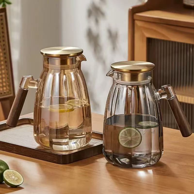 Brocca per l'acqua con zucca e manico in noce