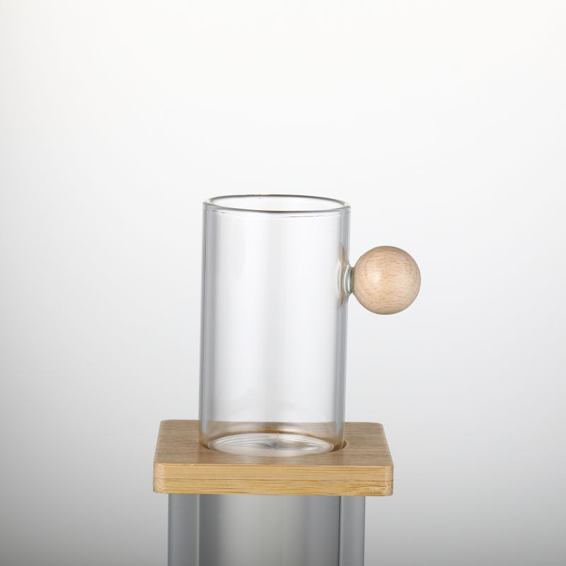 Tazza per acqua in vetro con manico a sfera in legno